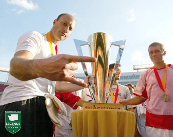 Kasey Keller prepares to lift the CONCACAF Gold Cup.