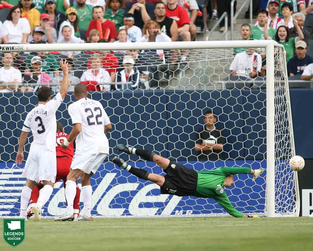 Kasey Keller dived full-stretch to deny Canada as the United States won the Gold Cup match, 2-1, at Chicago. (Courtesy Tony Quinn / ISI Photos)