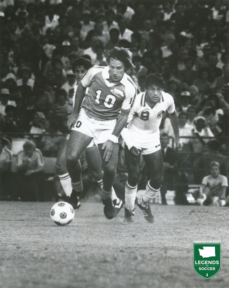 Steve Daley prepares to shoot in Soccer Bowl '82 as the Cosmos' Roberto Cabanas looks on. (Frank MacDonald Collection)