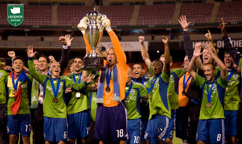 Sounders captain Kasey Keller lifts the Lamar Hunt U.S. Open Cup following Seattle's 2-1 victory at D.C. United.  (Courtesy Brad Smith / ISI Photos)